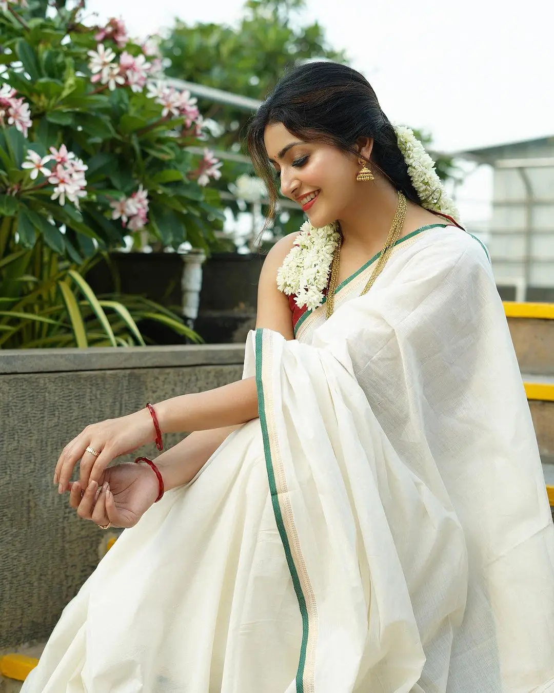 Tollywood Actress Avantika Mishra in Sleeveless White Saree